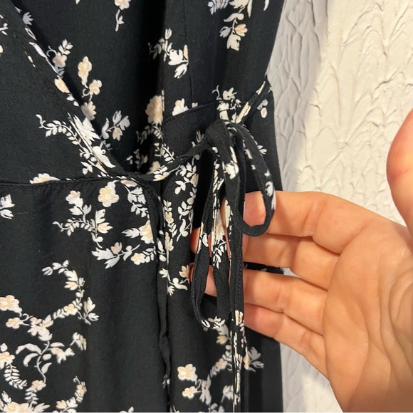 Abercrombie & Fitch Black and White Floral Wrap dress size medium petite - Picture 5 of 13